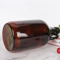 Bernsteinfarbener Moonshine-Glaskrug mit Griff