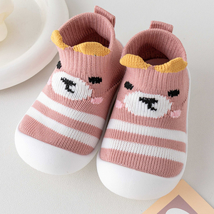 Chaussons bébé en tricot rayé rose pâle avec bordure moutarde, avec languette de traction, semelle souple et flexible en TPE antidérapante, vente en gros - Product Image 1