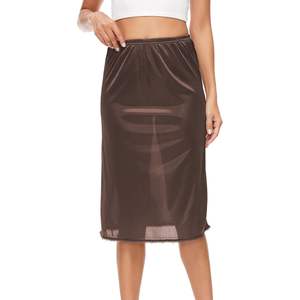 กระโปรงซับในผ้าไหมสำหรับผู้หญิง ความยาวปานกลาง แต่งขอบด้วยลูกไม้ - Product Image 1