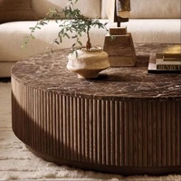 Table basse en marbre naturel, style campagnard américain, avec plateau rond, structure en bois massif noyer, meuble central pour salon de villa