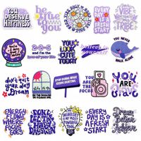 Écusson thermocollant personnalisé en tissu polyester brodé de lettres anglaises violettes, inspirant et positif, pour vêtements