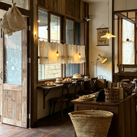 Comptoir de bar de café en bois massif sur mesure, éclairage LED, design intérieur luxueux