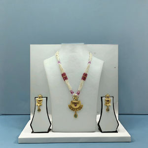 Conjunto de Collar Largo Tradicional Chapado en Oro con Perlas Blancas y Cuentas Rosas, con Colgante Floral y Pendientes a Juego para Mujer - Product Image 3