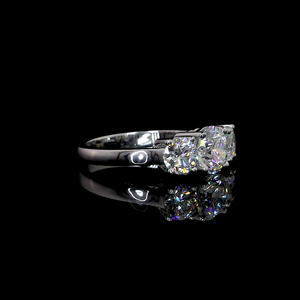 Bague triple diamant rond en or 14 carats classique à trois pierres scintillantes - Product Image 2