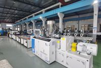 Machine automatique de panneaux de plafond en PVC pour cavaliers / Ligne de production de feuilles de PVC Panneau mural en PVC