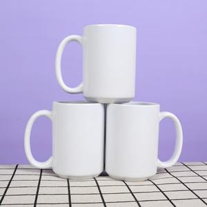 แก้วเซรามิคทรงกลมสีขาวขนาด 15 ออนซ์ เคลือบสำหรับงานซับลิเมชั่น พร้อมหูจับ ออกแบบเองได้ สำหรับงานโฆษณาและส่งเสริมการขาย - Product Image 1