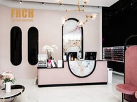 Comptoir de réception moderne pour salon de coiffure, couleur rose poudré, avec chaises courbes roses pour pharmacie
