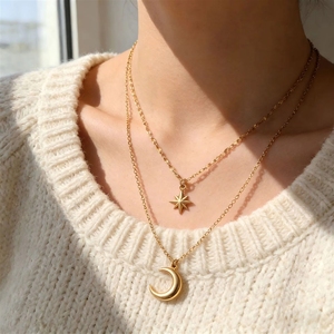 Collana in Acciaio Inossidabile Placcato Oro 18k PVD con Pendente <span class=keywords><strong>Luna</strong></span> e Stella a Otto Punte, Design a Doppio Strato - Product Image 2
