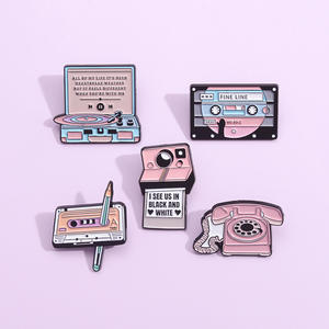 Nieuw Ontwerp Cartoon Schattige Recorder Magnetische Tape Telefoon Accessoires Broche Emaille Reversspeld - Product Image 1