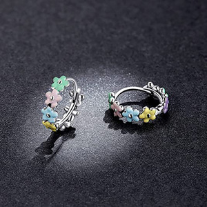 Orecchini a Cerchio con Margherite Arcobaleno per Donne, Accessori Floreali Dolci per Uso Quotidiano - Product Image 2