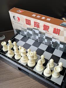 مجموعة الشطرنج البلاستيكية المغناطيسية الكلاسيكية لعبة الشطرنج الأسرة لعبة الطاولة مع درج التخزين المحمولة لوحة لعبة السفر للأطفال والكبار - Product Image 5