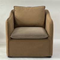 Fauteuil de salon moderne de style luxueux en tissu de lin rembourré de plumes, avec structure en bois massif et accoudoirs droits, confortable pour le salon
