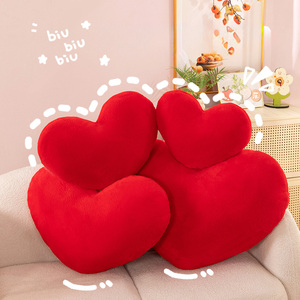 Coussins et oreillers super doux et moelleux en forme de cœur rouge - Jouets en peluche sur le thème de l'amour avec rembourrage en coton PP, faible MOQ - Product Image 6