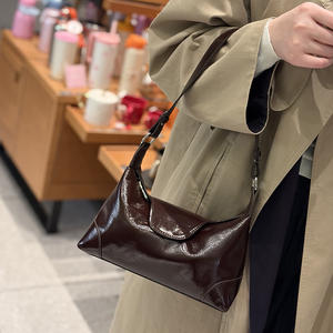 Sac à bandoulière en cuir de vachette ciré haut de gamme, petit sac de mode à porter à l'épaule, sac banane pour trajets quotidiens - Product Image 1