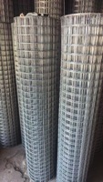 Grilles métalliques en treillis de soudage en rouleaux Grilles soudées Grilles de clôture grillagées à mailles carrées