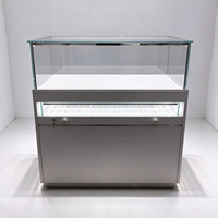 Comptoir de présentation roulant blanc pour magasin de montres avec vitrine en verre, plateaux grillagés et tiroirs verrouillables CE ETL pour boutique de montres