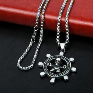 Longue boîte personnalisée pour <span class=keywords><strong>homme</strong></span> Collier à chaîne en acier inoxydable Sailor Rudder Skull Design pour <span class=keywords><strong>pull</strong></span> ou tenue décontractée - Product Image 3