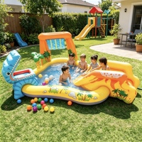 Piscine gonflable d'été à thème dinosaure avec toboggan, piscine à jets épaissie et fosse à balles pour jeux aquatiques à la maison et en extérieur