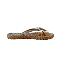Tongs de plage décontractées pour femmes Design de tissage de fleurs de marguerite avec semelle intérieure épaisse en PVC Sandale antidérapante légère avec semelle plate
