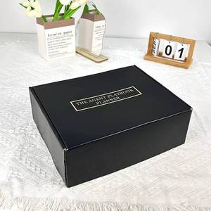 Boîte d'emballage pour vêtements en papier ondulé recyclable avec impression de logo de marque personnalisée, gaufrage et laminage mat, couleur rose - Product Image 1