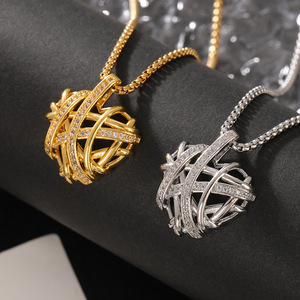 Ciondolo di Lusso Transfrontaliero in Rame Intarsiato con Zirconi a Cuore, Placcato Oro, Design a Cuore Vuoto con Catena a Maglie per Innamorati - Product Image 1