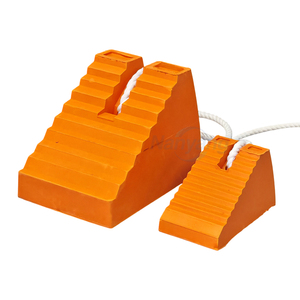 Cales de roue robustes en caoutchouc pour camions et remorques avec corde de sécurité – Blocs de stationnement pour pneus - Product Image 6
