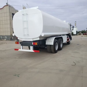Sinotruck Howo usado 4*2 6*4 8*4 5000 litros 10000 litros 25000 litros camión <span class=keywords><strong>cisterna</strong></span> de combustible de <span class=keywords><strong>segunda</strong></span> <span class=keywords><strong>mano</strong></span> para la venta - Product Image 4