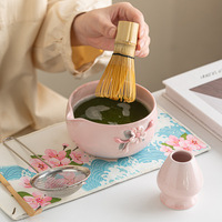 Estick Transfrontalier Ensemble de thé en porcelaine rose à motif de fleurs sculptées, style patrimoine culturel immatériel, avec bol à matcha écologique