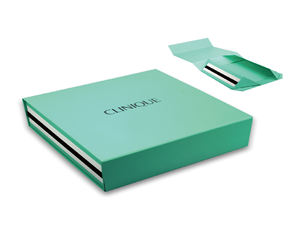 Caja de regalo magnética de cartón plegable de lujo personalizada con relleno de papel de <span class=keywords><strong>rafia</strong></span> triturado - Product Image 1