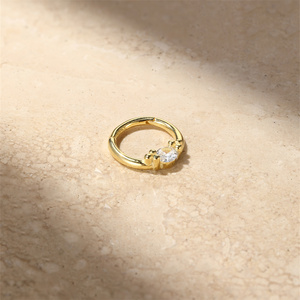 Pendiente de Oreja Minimalista Chapado en Oro, Plata de Ley S925, Geométrico, con Circonita Cúbica, Sin Perforación, para Mujer - Product Image 2