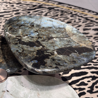 Mesa de Centro Moderna Hecha a Mano con Base Cilíndrica Mate, de Piedra de Doble Losa, Irregular, Escultural y Orgánica, para Penthouse o Salón VIP