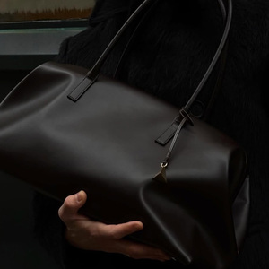 Bolso de Mano Plegable de Moda para Mujer, con Logotipo Metálico, Correa Doble para el Hombro, Material de Cuero Grueso, Personalizado OEM - Product Image 4