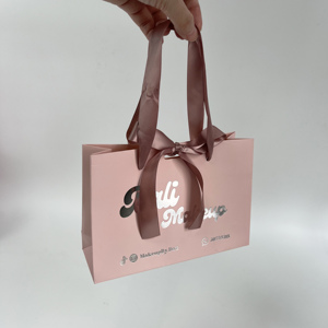 Sacs en papier rose élégants et personnalisés de luxe avec impression de logo en feuille d'argent - Sacs cadeaux de luxe pour le maquillage avec poignée en ruban - Product Image 2