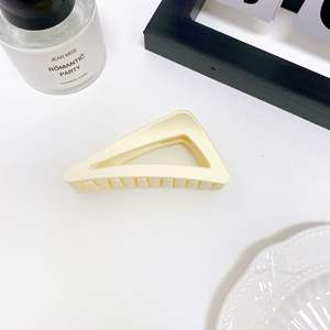 Pinza de Pelo Triangular Sencilla de Inspiración Coreana, Diseño de Garra de Tiburón, Plástico PC Esmerilado, Moda Diaria para Mujer, para Sujetar el Cabello Despeinado - Product Image 3