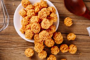 <span class=keywords><strong>Bolas</strong></span> de ramen picantes y crujientes de 55g para aperitivos chinos, <span class=keywords><strong>bolas</strong></span> de fideos saludables, caja de bolsa de aperitivos instantáneos fritos picantes dobles deliciosos - Product Image 6