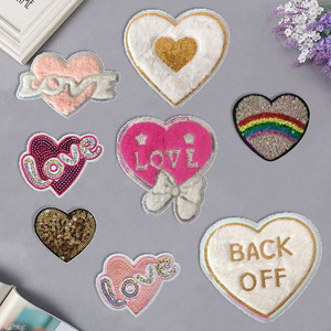 Patch personnalisé pour la Saint-Valentin, lettre scintillante et cœur, fer à repasser sur chenille - Product Image 1