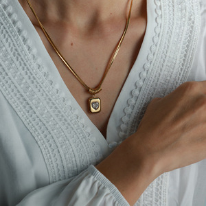 Collier en acier titane haut de gamme à double couche avec pendentif cœur géométrique rétro et chaîne serpent. - Product Image 5