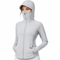 Veste de protection solaire intégrale personnalisée pour femme, à capuche, col montant, avec trous pour les pouces, UPF, respirante, légère et ajustée