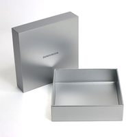 Boîte cadeau rigide en carton argenté brillant recyclable de qualité supérieure, personnalisée, à deux pièces, avec couvercle amovible et logo en relief métallisé