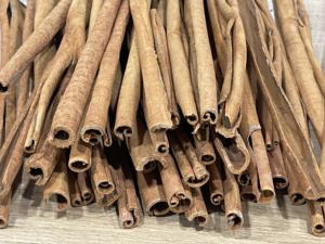 Palitos de canela de Vietnam cosechados naturalmente y secados cuidadosamente para aplicaciones globales de té de especias y panadería - Product Image 5