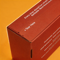Boîte d'emballage personnalisée en carton ondulé kraft rouge brique recyclé, avec éponge biodégradable, écologique, pour envoi postal, avec bande adhésive auto-collante et bande de déchirement.