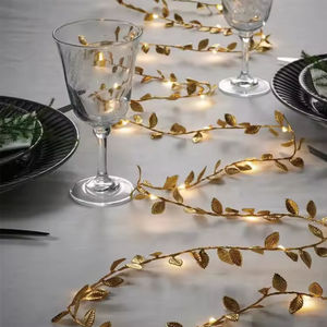 Guirlande lumineuse décorative en feuilles dorées simulées, en rotin, feuilles vertes, lumières clignotantes pour Noël, April International - Product Image 1