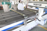 Machine de découpe CNC à 3 axes avec chargement et déchargement automatiques 1325 pour la fabrication de portes d'armoires de cuisine