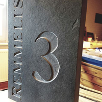 Plaque de numéro de maison en marbre sculpté sur mesure, artisanale, en pierre naturelle, rustique, pour extérieur, signalétique d'adresse personnalisée