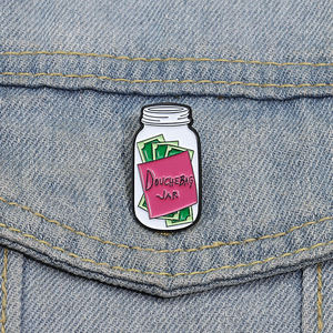 Benutzer definierte humorvolle Bemerkungen Emaille Pin Slipped on My Beans Rosa Mülleimer Zitat Brosche Revers Abzeichen Rucksack Schmuck Geschenk Großhandel - Product Image 1