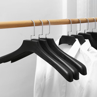 Cintres en plastique noir à épaules larges, style grain de bois, modernes et minimalistes, design épaissi, antidérapants, sans marques, pour articles de spécialité