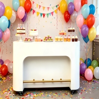 Table de bar blanche brillante personnalisée pour mariage et événements avec rail de pied doré, chariot de bar portable pour événements avec roulettes