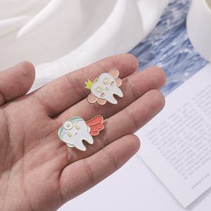 เข็มกลัดรูปกระต่ายน่ารัก ปี 2023 สำหรับทันตแพทย์ พยาบาล และคนรักสัตว์ - Product Image 2