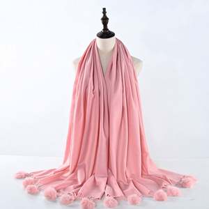 Écharpe longue en laine pashmina unie avec pompons pour femme, idéale pour les activités de plein air en hiver - Product Image 4