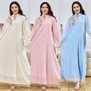 Robe longue Abaya Maxi de style ethnique moyen-oriental pour femmes, en polyester, avec col perlé, ourlet large à motifs floraux, tenue de soirée formelle et modeste - Product Image 1